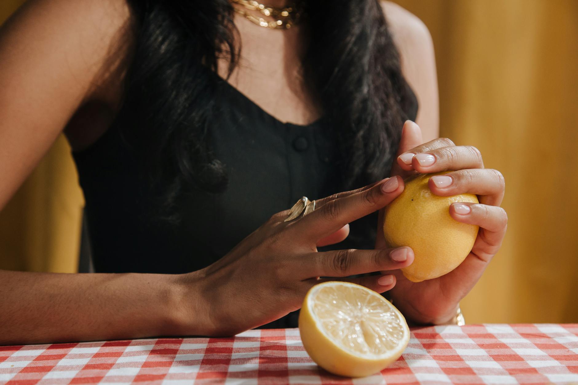 Un vibromasseur citron élégant sur tissu blanc soyeux, symbole d'intimité partagée et de plaisir mutuel